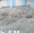 В Керчи в канализационный люк возле школы бежит питьевая вода - Crimea.Kz