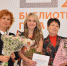 Члены жюри — Елена Ясинова (слева) и Елена Эмирова (справа)  с победительницей конкурса Александрой Щербаковой (в центре). - Крымские известия