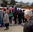 В Керчи на площади огромный триколор передавали из рук в руки - Crimea.Kz