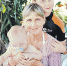 Елена вместе со средним сыном Даниилом и одним из младших двойняшек, Ваней - Комсомольская правда