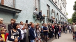 Места перед парадом занимайте заранее. В Симферополе детишкам нравится залазить на стены Совмина. Там хороший обзор. Фото: Анастасия КУРДЮКОВА