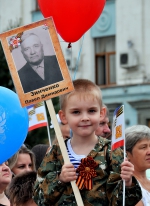 Первыми в колонне Бессмертного полка пройдут родители с детьми. Фото: Виталий ПАРУБОВ