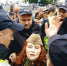 На празднике 9 мая в центре Киева полиция задержала женщину, которая отказалась снять пилотку. - Комсомольская правда