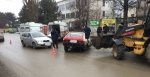В Симферополе экскаватор протаранил легковушку: есть пострадавшие,