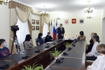 Глава Симферополя Виктор Агеев вручил паспорта юным горожанам
