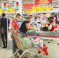 Поскольку цены постоянно растут, потребители стараются закупать продукты впрок - пока снова не подорожали. Фото: Анны Кадниковой - Крымская правда