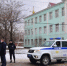 Прибывшие в симферопольскую школу №14 правоохранители не обнаружили признаков минирования. Фото: Анны Кадниковой - Крымская правда