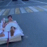 Задержан водитель, который катал друга на матрасе по центру Симферополя (ВИДЕО) - 3652.Ru