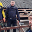 Директор УК «Дружба» (справа) с работниками на крыше дома на улице Горького, 30. - Крымская правда