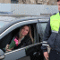 В Красногвардейском районе сотрудники Госавтоинспекции поздравили автоледи с наступающим 8 марта - ГИБДД Республики Крым