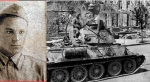 Пётр Олейников и танк в освобождаемом Севастополе.