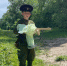 Один из участников мероприятия был одет в военную форму - ведь незадолго до субботника прошёл День Победы. - Крымская правда