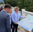 Так чиновники изучают карту с будущей дорогой. - Крымская правда