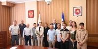 Награды лучшим! Победители и призёры Игр стран БРИКС от Крыма принимали поздравления от главы республики Сергея Аксёнова. Фото с портала главы Республики Крым. - Крымская правда