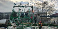 В Симферополе устанавливают три новогодние елки - Комсомольская правда