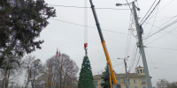 У вокзала в Симферополе устанавливают новогоднюю елку - Комсомольская правда