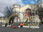 В Симферополе устанавливают новогоднюю инсталляцию «2025»