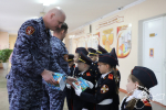 Представители Росгвардии поздравили подшефных учащихся с наступающим Новым годом
