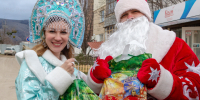 Чрезвычайный Дед Мороз и Снегурочка поздравили с наступающими праздниками - МЧС России