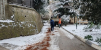 Алушту щедро просыпают песком: в городе убирают снег и борются с гололедом - Комсомольская правда