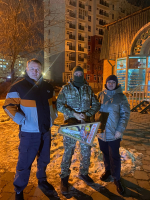 Партийцы передали военнослужащим строительные инструменты