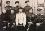 Григорий Семенович Прокопенко (в центре) среди боевых товарищей