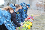 В Керчи сотрудники КП-1 возложили цветы к мемориальному комплексу