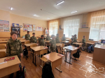 В Симферополе военнослужащие Росгвардии поздравили подшефных с окончанием учебного года