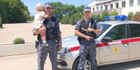 В Крыму сотрудники Росгвардии нашли и вернули родителям потерявшегося ребёнка - Росгвардия