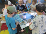 С книжкой на детской площадке