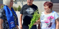 Единороссы Кировского района провели акцию «Подари ромашку» в День семьи, любви и верности - Единая Россия Крым