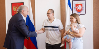 Сергей Аксёнов вручил молодой семье Орловых важный документ. Фото с сайта glava.rk.gov.ru - Крымская правда