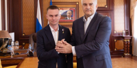 Герой России Олег Пивоваров и глава республики Сергей Аксёнов. - Крымская правда