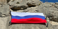 Крымские спасатели водрузили российский флаг на отвесной стене Судакской крепости - Вести Крым