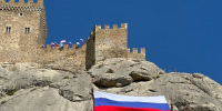 Флаг России развернули на отвесной стене горы Крепостная в Судаке - Комсомольская правда