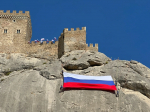 Флаг России развернули на отвесной стене горы Крепостная в Судаке