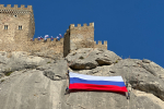 Флаг России развернули на отвесной стене горы Крепостная в Судаке!