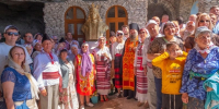 У бюста защитника православия - полководца и господаря святой Молдавии Штефана чел Маре на Мангупе. - Крымская правда