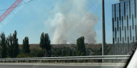 В селе Мирное Симферопольского района из-за искрящих проводов ЛЭП загорелась сухая трава - Вести Крым