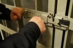 Крымчанин залез в окно к сожительнице и ограбил ее: суд вынес приговор