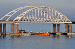 Утром в субботу у Крымского моста образовалась пробка