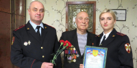В честь Дня образования вневедомственной охраны росгвардейцы поздравили ветерана службы в Крыму - Росгвардия