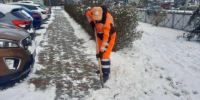 В Симферополе более 400 дворников очищают пешеходные зоны от снега - Вести Крым