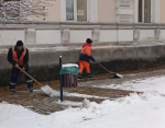 К уборке тротуаров в Симферополе привлекли более 400 дворников