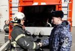 В Симферополе росгвардейцы помогли экстренным службам эвакуировать жильцов из загоревшегося дома