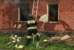 В Севастополе горел заброшенный дом: пожар тушили 11 человек