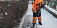В Феодосии обрабатывают дороги и тротуары против гололедицы - Вести Крым