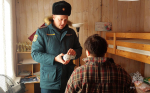 Безопасность в каждый дом: сотрудники МЧС России устанавливают пожарные извещатели в многодетных семьях крымчан