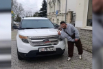 За самодовольство и хвастовство оштрафовали на 2000 рублей: в Севастополе в соцсетях нашли водителя, парковавшегося на тротуаре