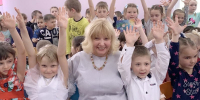 Поэтесса Лидия Огурцова и юные читатели. Фото Нины Котовой. - Крымская правда